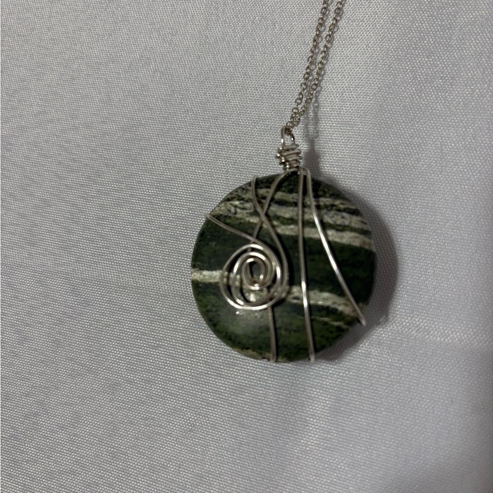 silver chain necklace with a round green and white striped Kambaba Jasper stone - Picture 2 of 5